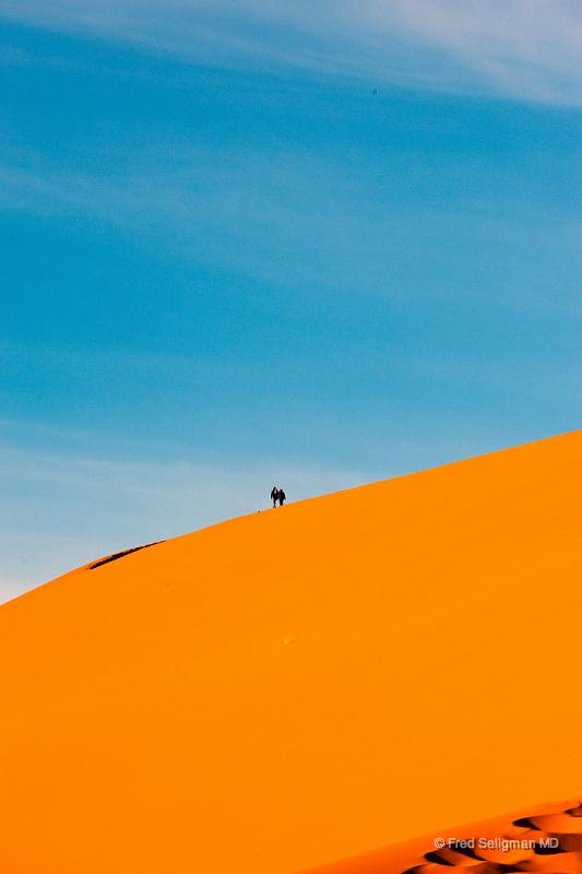 20090601_072452 D3 X1.jpg - Climbers on the edge of a dune